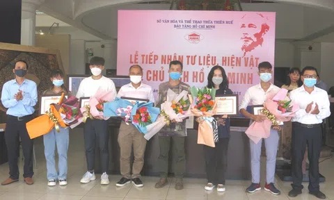 Trao tặng 39 tư liệu, hiện vật cho Bảo tàng Hồ Chí Minh Thừa Thiên Huế