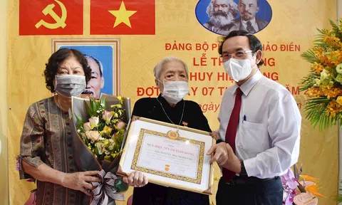 Bí thư Thành ủy TPHCM Nguyễn Văn Nên trao Huy hiệu 75 năm tuổi Đảng cho hai đảng viên