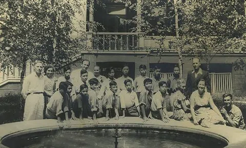 Ai là người đầu tiên đã dịch hai tình khúc nổi tiếng "Chiều Moskva" và "Đôi bờ" ra tiếng Việt?