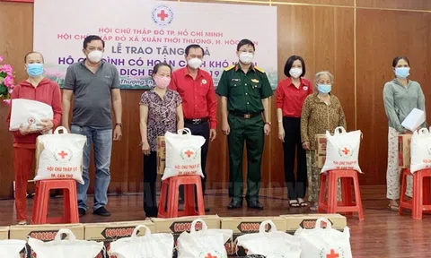 Hội Chữ thập đỏ TPHCM hỗ trợ người dân khó khăn huyện Hóc Môn và Quận 8
