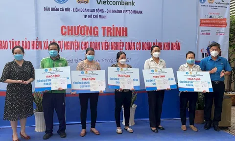 Trao tặng 500 sổ BHXH tự nguyện cho đoàn viên nghiệp đoàn có hoàn cảnh khó khăn
