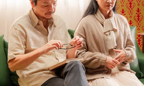 NSND Lan Hương và NSND Trung Anh kể chuyện tình xúc động trong MV của EMCEE L