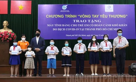 TPHCM: Trao tặng 250 máy tính bảng cho trẻ em có hoàn cảnh khó khăn do dịch Covid -19