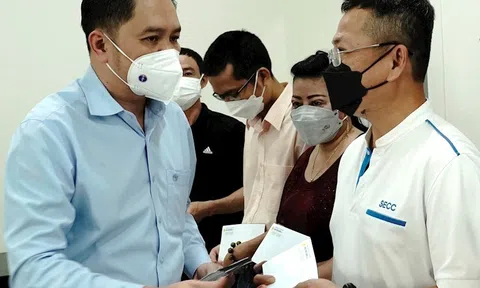 Saigontourist Group thăm và tặng quà cho cán bộ, đảng viên, người lao động có người thân mất vì Covid-19