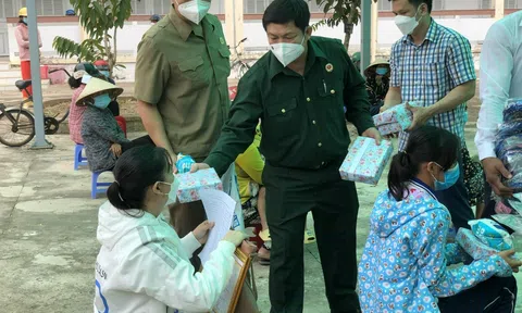 Hội CCB Sở Tư pháp TP.Hồ Chí Minh: Tặng quà Tết cho hộ nghèo, hộ chính sách ở Bến Tre