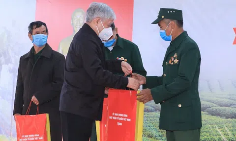 Phối hợp tặng quà cho người có công với cách mạng, người nghèo, người có hoàn cảnh khó khăn