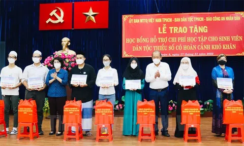 Trao học bổng tặng học sinh, sinh viên dân tộc có hoàn cảnh khó khăn