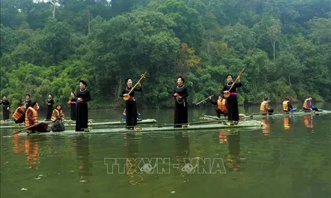 Ra mắt sản phẩm du lịch trải nghiệm "Bơi mảng - Hát Then trên hồ Nà Nưa"