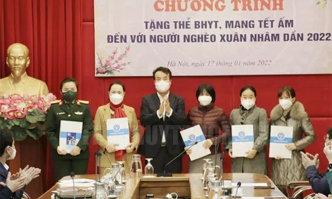 Tặng sổ bảo hiểm xã hội, thẻ bảo hiểm y tế, trao quà - mang Tết ấm đến với người nghèo