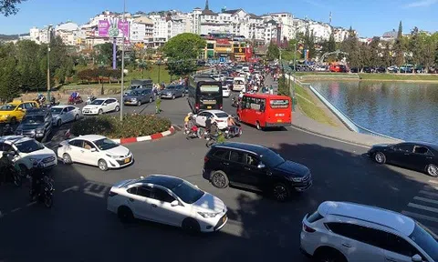 Ùn ùn du lịch Tết Nhâm Dần 2022 : Khắp nơi đông đúc người