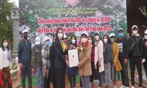 Tuyên Quang: Tặng qùa du khách thứ 30.000 đến từ Kiên Giang thăm Tân Trào dịp đầu xuân