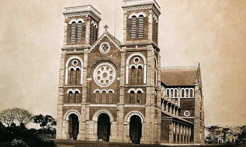 Nhà thờ Đức Bà với "bí mật" ẩn giấu ở viên ngói