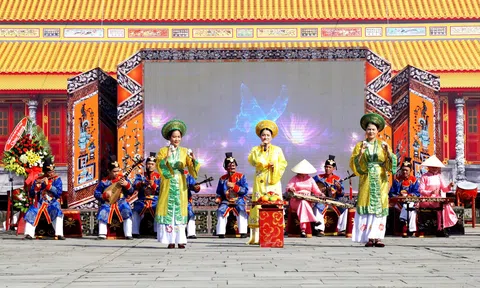 Tổ chức trại sáng tác mỹ thuật thường niên gắn liền với di sản Huế