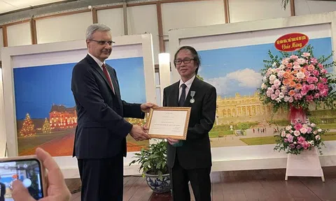 NSND Đặng Nhật Minh nhận Huân chương Hiệp sĩ Văn học nghệ thuật