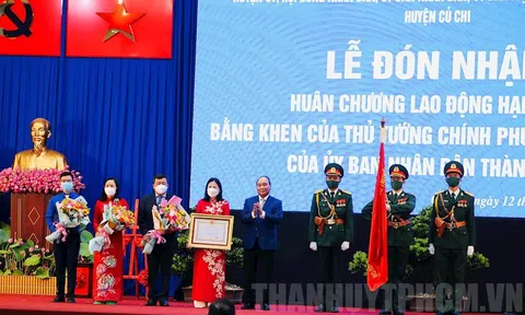Chủ tịch nước Nguyễn Xuân Phúc trao Huân chương Lao động hạng Ba cho huyện Củ Chi về công tác phòng chống dịch Covid -19
