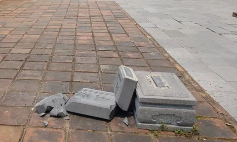 Thừa Thiên Huế: Bia “khuynh cái hạ mã” trước Phu Vân Lâu bất ngờ gãy đổ