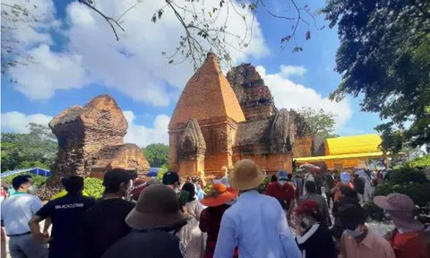Hơn 30.000 lượt người dân, du khách tham gia lễ hội Tháp Bà Ponagar