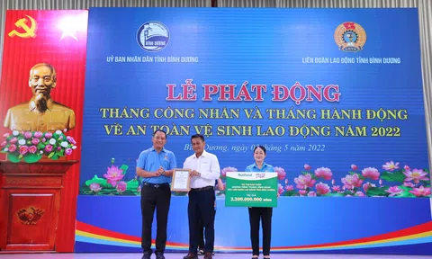 Nutifood phối hợp Quỹ Phát triển Tài năng Việt của Ông Bầu trao tặng quà cho công nhân Bình Dương