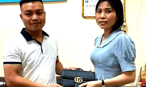 Nghệ An: Cán bộ Công an xã trả lại tài sản cho người đánh rơi