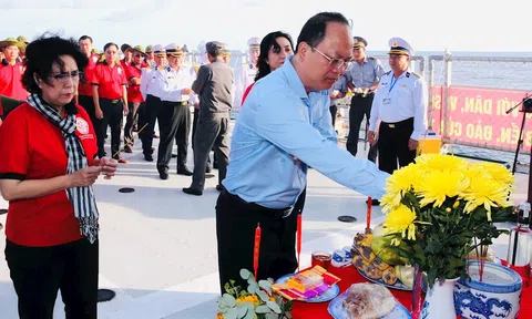 Đoàn đại biểu TPHCM dâng hoa, dâng hương tưởng niệm Chủ tịch Hồ Chí Minh và các anh hùng liệt sĩ hy sinh tại quần đảo Trường Sa