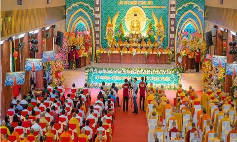 Kiên Giang Hòa thượng Danh Đổng - Hội trưởng Hội Đoàn kết sư sãi yêu nước tỉnh - được suy cử tái nhiệm Trưởng Ban Trị sự