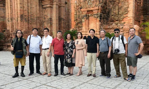 Hội VHNT tỉnh Bắc Giang dự khai mạc Trại sáng tác văn học nghệ thuật tại Nha Trang