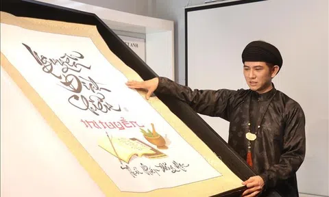 Bến Tre tiếp nhận quyển sách thư pháp về Danh nhân Nguyễn Đình Chiểu