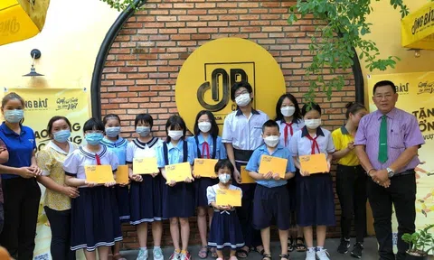Quỹ Phát triển Tài năng Việt của Ông Bầu chắp cánh ước mơ cho học sinh hiếu học trên địa bàn TP.HCM