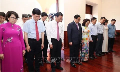 Thủ tướng Phạm Minh Chính dâng hương tưởng niệm Ngày Chủ tịch Hồ Chí Minh đi tìm đường cứu nước