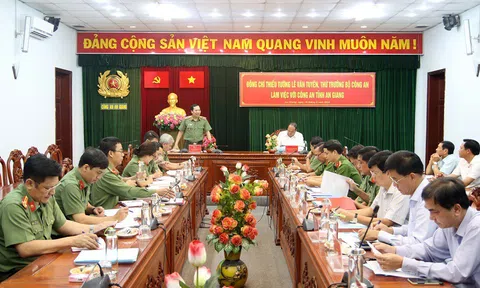 Thứ trưởng Bộ Công an Lê Văn Tuyến làm việc với Công an tỉnh An Giang