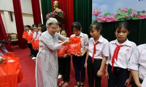 Người phụ nữ đã dành hơn nửa cuộc đời mình để giúp đỡ những hoàn cảnh khó khăn