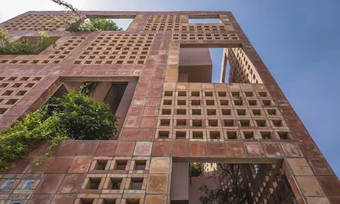 Nhà Bát Tràng bọc gốm từ trong ra ngoài: Kiến trúc đẹp độc lạ của Việt Nam chinh phục liền 2 giải quốc tế tầm cỡ