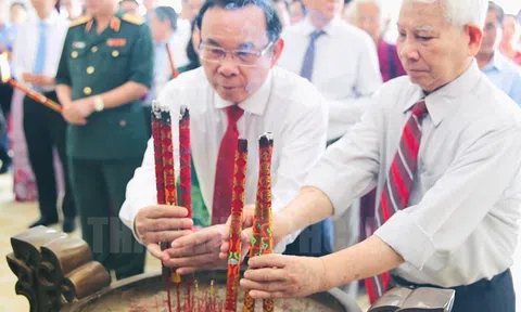 Dâng hoa, dâng hương tưởng niệm Chủ tịch Hồ Chí Minh và các anh hùng liệt sĩ tại Căn cứ Trung ương Cục miền Nam