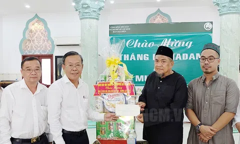 Ban Dân vận Thành ủy TPHCM thăm, chúc mừng cộng đồng Hồi giáo nhân Đại lễ Raya Idil Adha