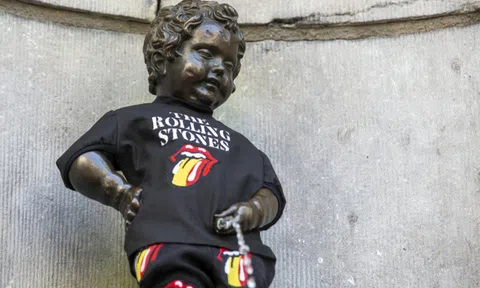 Manneken-Pis - biểu tượng của Brussels mặc trang phục của ban nhạc Rolling Stones