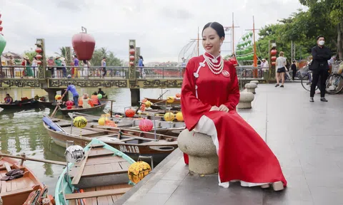 Doanh nhân Kelly Ngọc gây ấn tượng sâu sắc trong phần trình diễn áo dài tại Phố cổ Hội An