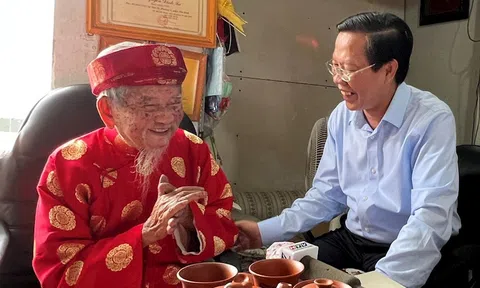 Lãnh đạo thành phố Hồ Chí Minh thăm, chúc mừng Nhà văn hóa Nguyễn Đình Tư
