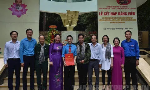 NSƯT Mỹ Uyên đứng vào hàng ngũ của Đảng