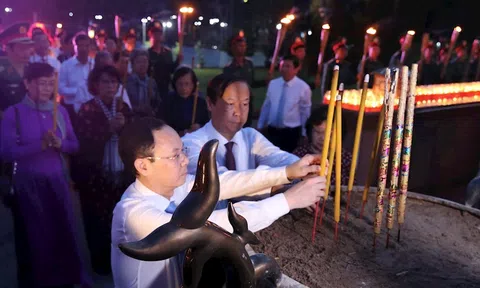 Thắp nến tri ân, tưởng niệm các anh hùng liệt sĩ tại Nghĩa trang Hàng Dương - Côn Đảo