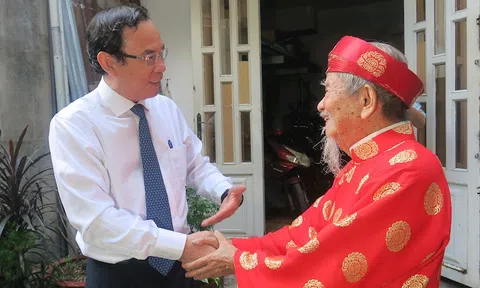 Bí thư Thành ủy TPHCM Nguyễn Văn Nên thăm, chúc thọ nhà nghiên cứu văn hóa Nguyễn Đình Tư