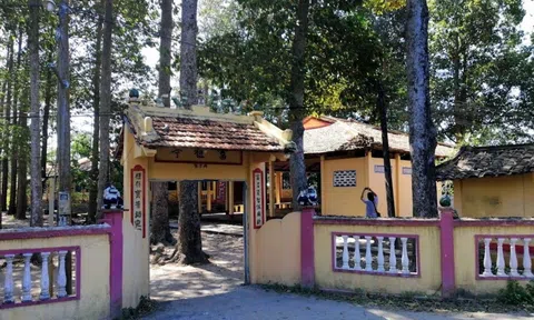 Đình gần hai trăm tuổi, qua nhiều lần tu sửa nhưng vẫn giữ nguyên nét cổ kính