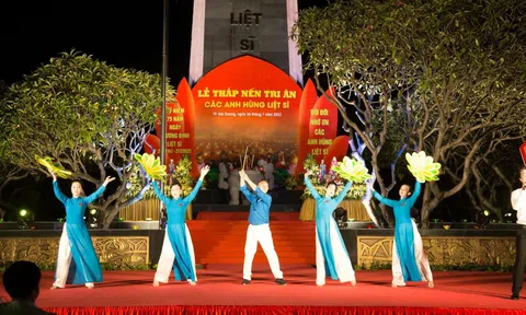 Tân Hoa hậu Doanh nhân Việt Nam 2022 Mạc Thị Minh thắp nến tri ân tại Đài tưởng niệm Anh hùng liệt sĩ Thành phố Hải Dương