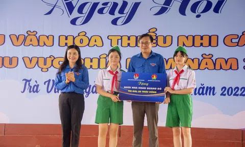 Trà Vinh: Trao 50 suất học bổng Vừ A Dính và 2 căn nhà Khăn quàng đỏ cho thiếu nhi dân tộc thiểu số