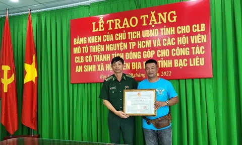Trao Bằng khen của Chủ tịch UBND tỉnh Bạc Liêu cho CLB Mô tô thiện nguyện TP. Hồ Chí Minh