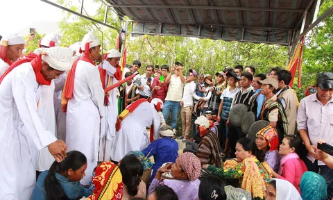 Vai trò của vốn xã hội trong việc hình thành và bảo lưu lễ hội truyền thống - nhìn từ lễ rước y trang nữ thần của người Chăm và Raglai (Ninh Thuận)