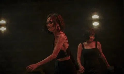 “Cô Gái Từ Quá Khứ” tung First Look: Ninh Dương Lan Ngọc bị Kaity Nguyễn truy sát