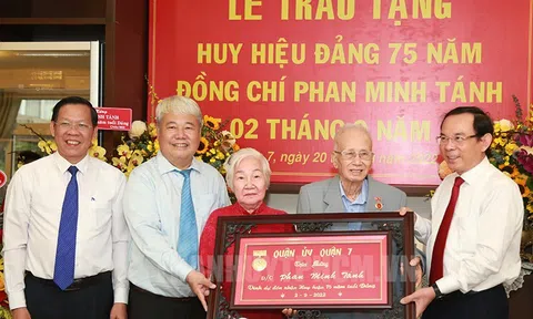 Trao Huy hiệu 75 năm tuổi Đảng cho nguyên Trưởng Ban Dân vận Trung ương Phan Minh Tánh