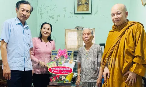 Đoàn đại biểu HĐND TPHCM dâng hoa, dâng hương tại Bảo tàng Quang Trung, huyện Tây Sơn, tỉnh Bình Định