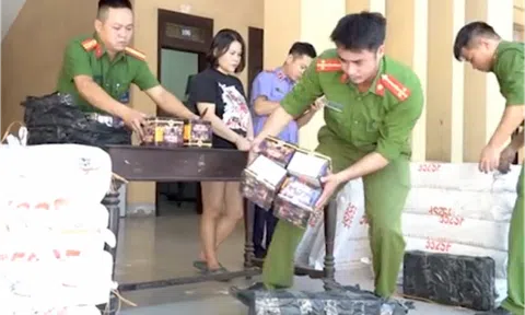 Nghệ An: Tóm gọn “nữ quái” tàng trữ gần 1 tấn pháo nổ