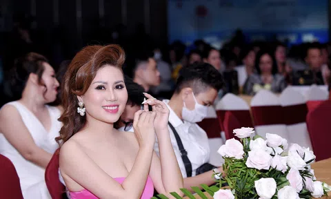 Người đẹp truyền thông Hoa Nam diện đồ sang chảnh xuất hiện tại sự kiện lớn của làng giải trí Việt